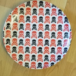 Skull and Crossbones Dinnerware Plate Set. Sourpus